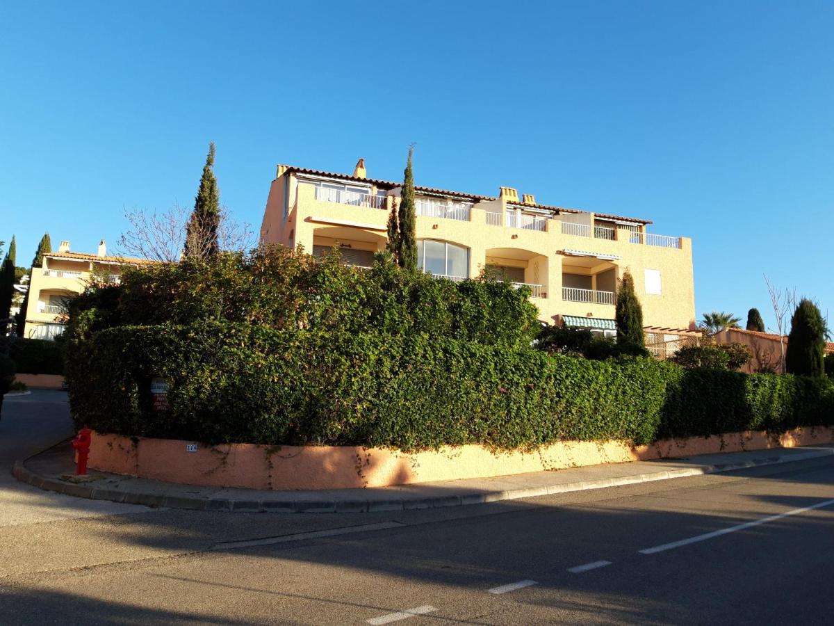 Cozy Garden Retreat: & Convenience Apartment Bandol