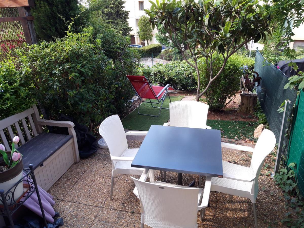 Apartment Cozy Garden Retreat: & Convenience Bandol